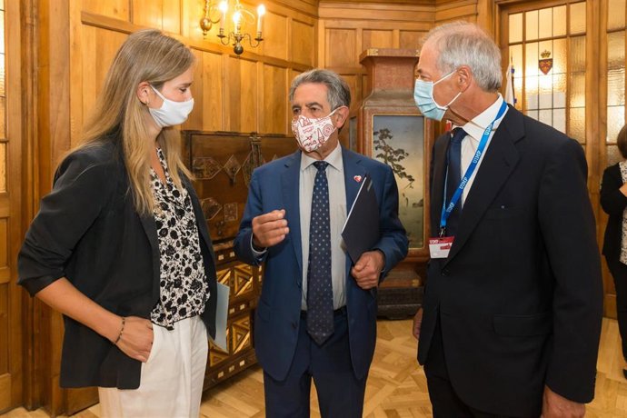 La secretaria de Estado de Energía, Sara Aaegesen; el presidente de Cantabria, Miguel Ángel Revilla (c); y el presidente de Viesgo, Miguel Antoñanzas, en la UIMP