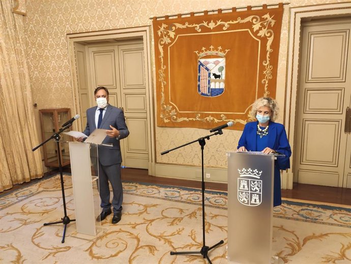 La consejera de Sanidad de Castilla y León junto al alcalde de Salamanca.