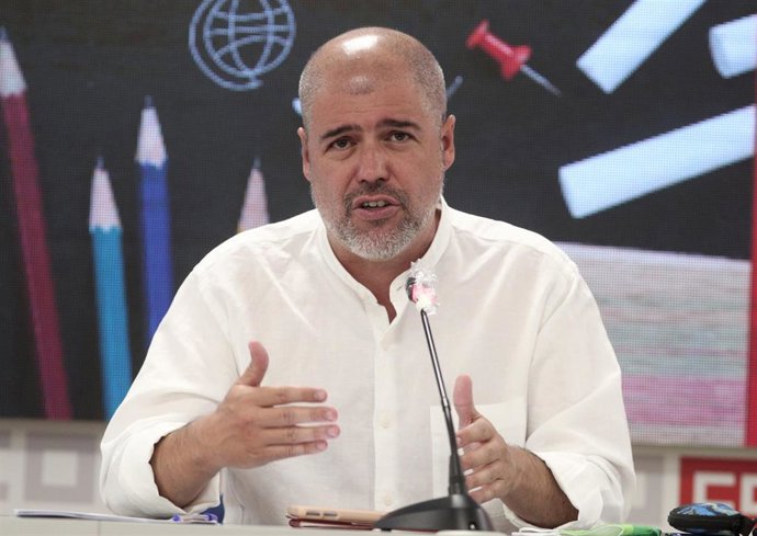 El secretario general de CCOO, Unai Sordo, presenta el "Informe inicio de curso 2020-2021.  Recuperar la presencialidad con seguridad", en la sede de Comisiones Obreras, en Madrid (España), a 2 de septiembre de 2020.