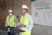 Moreno prevé que el antiguo Hospital Militar de Sevilla esté listo antes de fin de año para acoger 150 camas y 27 de UCI