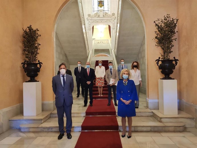 La consejera de Sanidad junto al alcalde de Salamanca y otras autoridades tras la reunión en el consistorio de la ciudad .