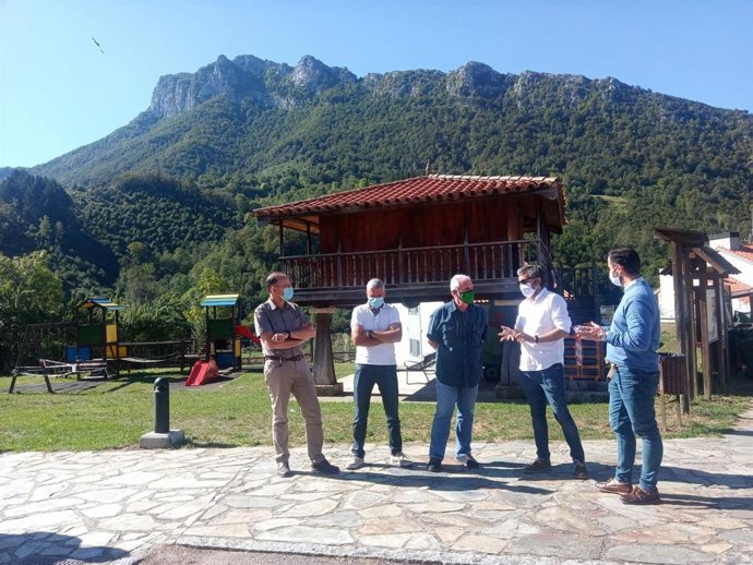 El director del Parque de Redes, Luis Fernández Sierra; el alcalde de Sobrescobio, Marcelino Martínez; el de Caso, Miguel Ángel Fernández; el consejero de Medio Rural y Cohesión Territorial, Alejandro Calvo, y el director general del Medio Natura, Villa