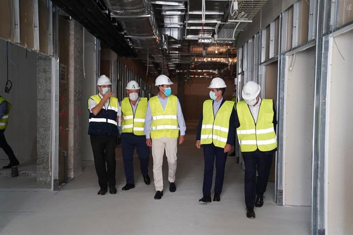 Visita del presidente de la Junta de Andalucía, Juanma Moreno, a las obras del antiguo Hospital Militar Vigil de Quiñones de Sevilla.