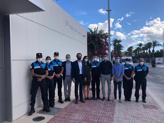 El conseller, el alcalde y los responsables de Ports IB, con los trabajadores.