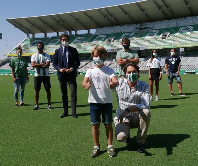 El CEO de Silbon, Pablo López, y el consejero delegado de Córdoba CF, Javier González Calvo, han presentado en el estadio municipal El Arcángel las nuevas camisetas,  junto a jugadores de la plantilla femenina y masculina.
