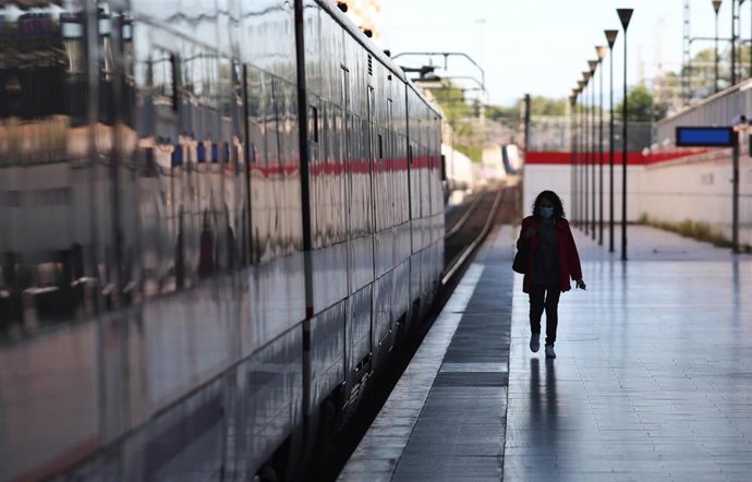 Una mujer camina por el andén de la estación Príncipe Pío tras bajarse de un tren de Cercanías, en Madrid (España) a 18 de mayo de 2020.