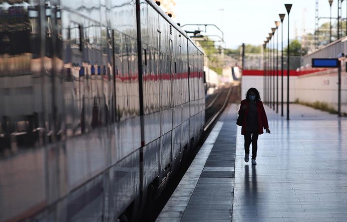 Una mujer camina por el andén de la estación Príncipe Pío tras bajarse de un tren de Cercanías, en Madrid (España) a 18 de mayo de 2020.