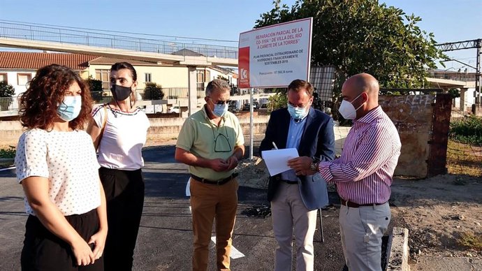 El delegado de Medio Natural y Carreteras de la Diputación de Córdoba, Francisco Palomares (segundo por la dcha.), visita la obra realizada en la CO-5104