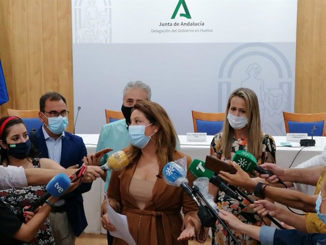 La consejera de Agricultura, Ganadería, Pesca y Desarrollo Sostenible, Carmen Crespo, antes de la reunión con las administraciones en Huelva.