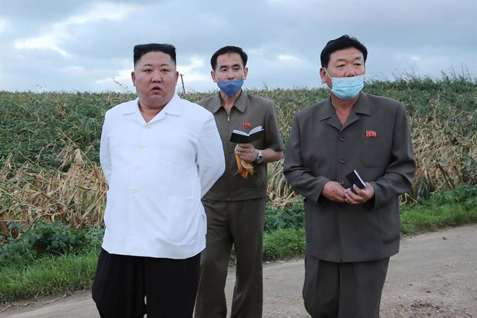 Kim Jong Un acompañado por dos altos cargos del régimen