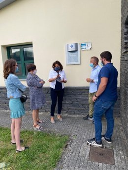 Beatriz Polledo y Juan Sutil frente al consultorio de Boo.