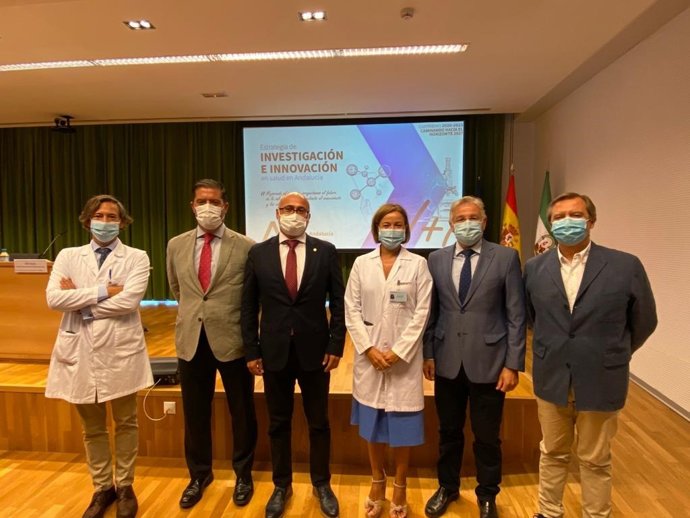 El secretario general de Investigación, Desarrollo e Innovación en Salud, Isaac Túnez (tercero por la izda.), durante la jornada en el Imibic