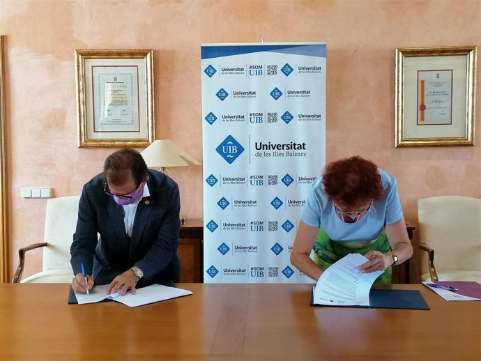 La directora de la IbDona, Maria Duran, y el rector de la UIB, Lloren Huguet, firman un convenio de colaboración.