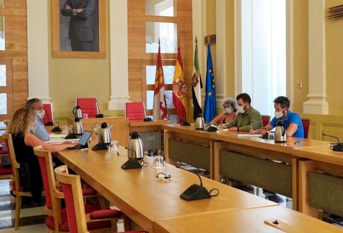 El alcalde y el rector de la UEx se reúnen de cara al inicio del curso universitario