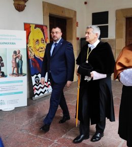 El presidente del Principaso, Adrián Barbón, y el rector de la Universidad, Santiago García Granda, en una imagen de archivo. 