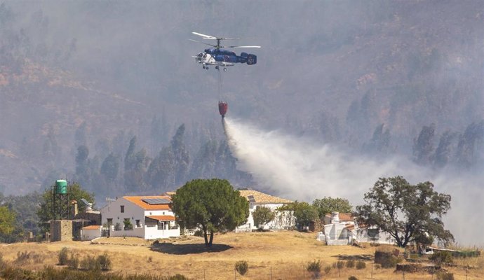 Miembros del Infoca durante las labores de extinción del incendio forestal de Almonaster la Real en Zalamea la Real (Huelva), declarado el pasado jueves.
