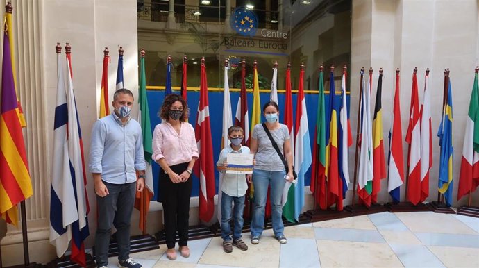 Uno de los ganadores, en la recepción del premio en la Conselleria.