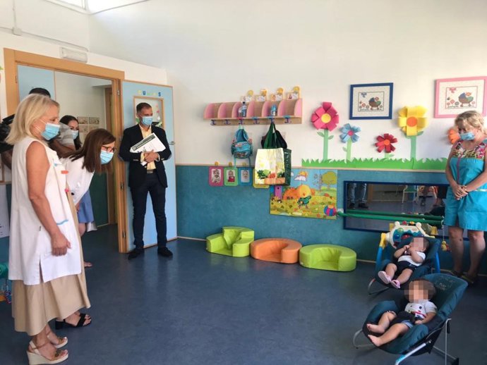 El delegado de Educación visita una escuela infantil en Almería