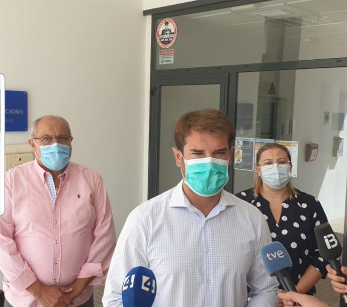 El alcalde de Llucmajor, Éric Jareño, y los regidores de Urbanismo, Guillermo Roig, y Educación, Xisca Lascolas.