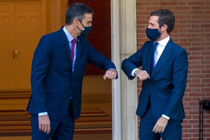El presidente del Gobierno, Pedro Sánchez (i) y el presidente del PP, Pablo Casado, se saludan con el codo en el Palacio de Moncloa, antes del inicio de su reunión, en Madrid (España), a 2 de septiembre de 2020. El líder del Partido Popular ha sido el p