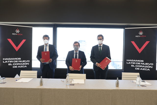 El alcalde de Madrid, José Luis Martínez-Almeida, posa junto al consejero delegado de Merlin Properties, Ismael Clemente; y al presidente de GMP, Francisco Montoro