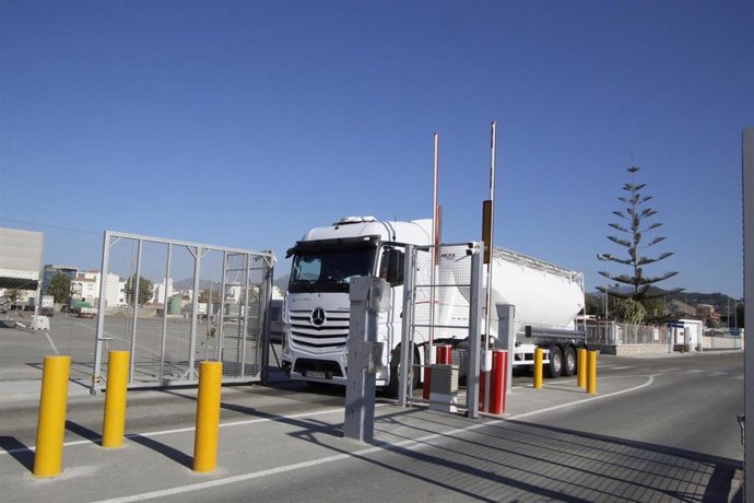 Camión acercándose a un acceso automatizado en el Puerto de Motril (Granada)