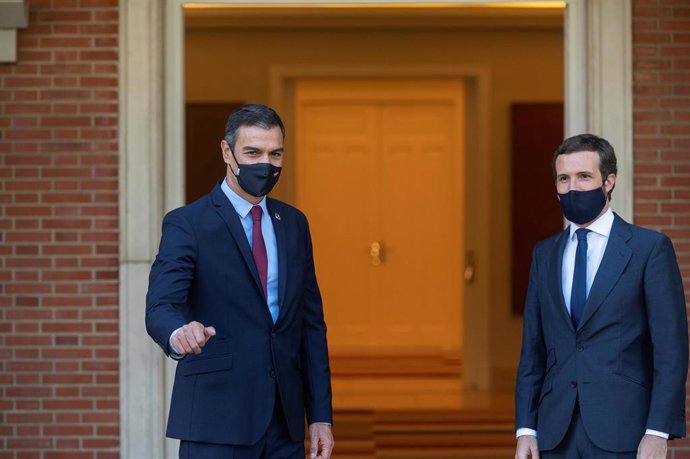 El presidente del Gobierno, Pedro Sánchez (i) y el presidente del PP, Pablo Casado, posan en el Palacio de Moncloa, antes del inicio de su reunión, en Madrid (España), a 2 de septiembre de 2020. El líder del Partido Popular ha sido el primero en ser cit