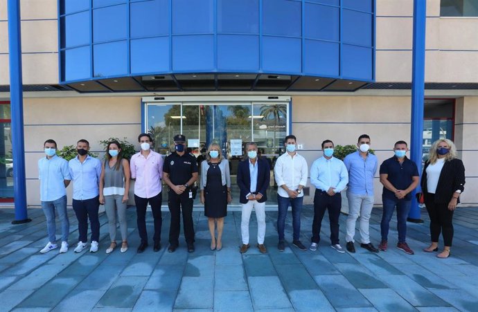 El equipo de gobierno de Marbella junto a  los nueve policías locales que iniciarán su periodo de formación y prácticas en octubre