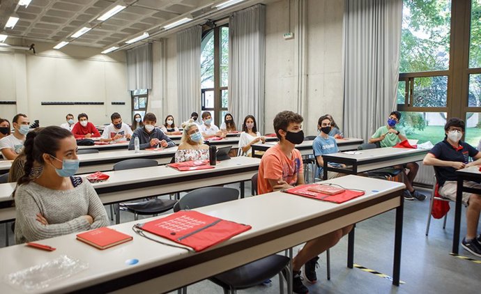 Algunos de los mentores de este año durante la jornada de formación celebrada en la UPNA.