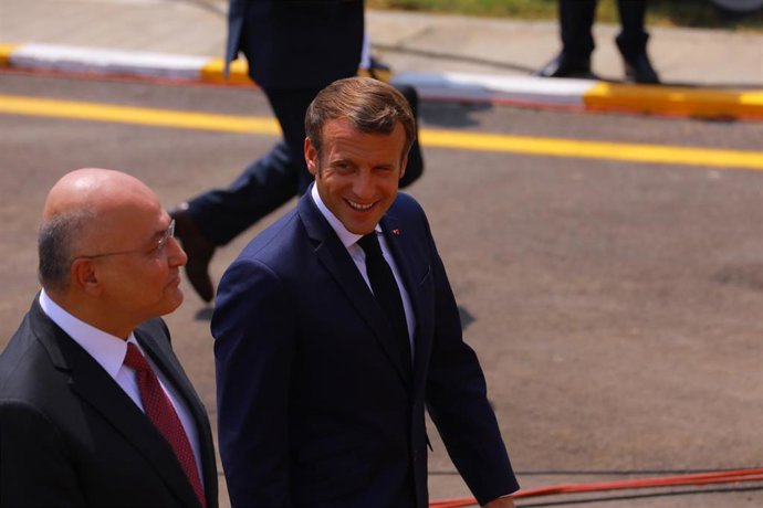 Emmanuel Macron con su homólogo iraquí, Barham Salí, antes de reunirse en el Palacio al Salam, en Bagdad