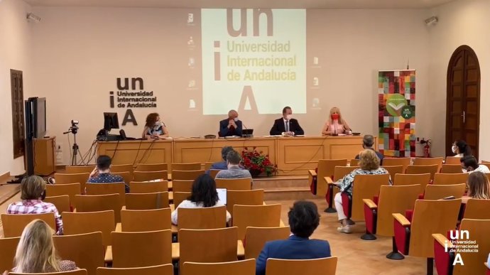 Mesa redonda  'Nuevas políticas sociolaborales de Andalucía' en la que ha intervenido el viceconsejero de Empleo, el rector de la UNIA, el presidente de la CEA y las representantes andaluzas de los sindicatos.