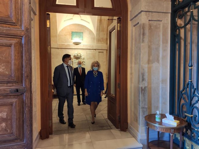 El Alcalde De Salamanca Junto A La Consejera Verónica Casado A La Salida De La Reunión En El Ayuntamiento