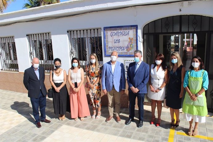 El consejero de Educación y Deporte, Javier Imbroda, atiende a los medios en el marco de su visita a la Escuela Infantil Los Príncipes de Palos de la Frontera (Huelva).