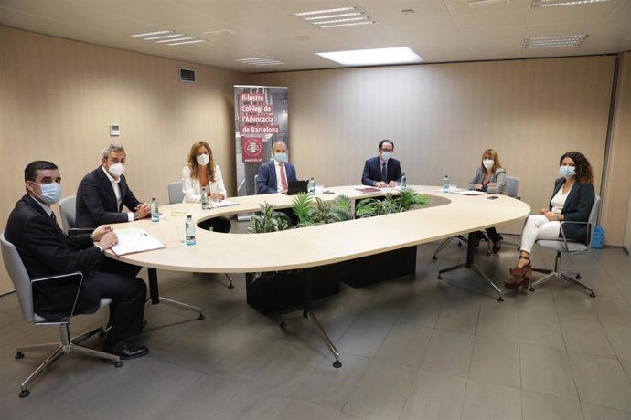 El secretario del Icab, Jesús Sánchez, vocales de la Comisión de Normativa, Jorge Navarro, Julio Naveira y Vicente Pérez-Daudí, la teniente de alcalde del Ayuntamiento de Mataró Núria Moreno y la decana del Colegio de Abogados de Mataró María Pastor