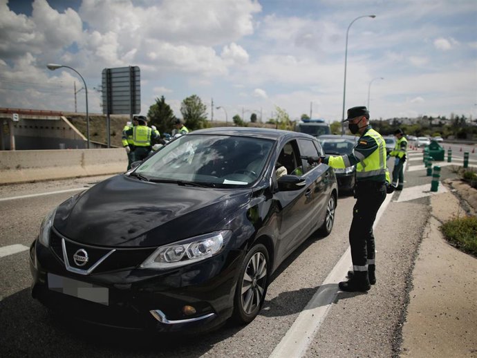 Un guardia civil da el alto a un vehículo en el punto kilométrico 19 de la A6 a su paso por la capital para regular el flujo del tráfico y si todos aquellos desplazamientos están justificados, porque de no ser así, cualquiera puede enfrentarse a multas 