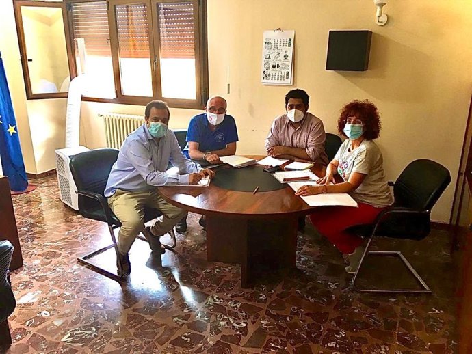 Los diputados de Cultura y Turismo de la DPT, Diego Piñeiro, y de Presidencia y alcalde de Andorra, Antonio Amador, junto al presidente de la Asociación Amigos del Camino de Santiago "San Macario", Andrés Ruiz