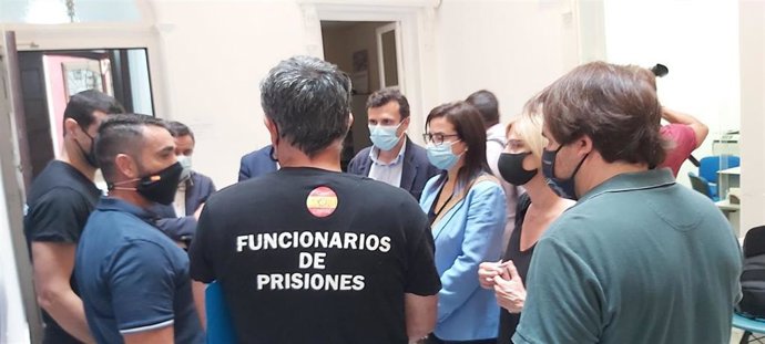 Reunión del secretario general del PP de Cádiz, Bruno García y la portavoz de Interior del Grupo Popular en el Congreso, Ana Vázquez, con funcionarios de prisiones