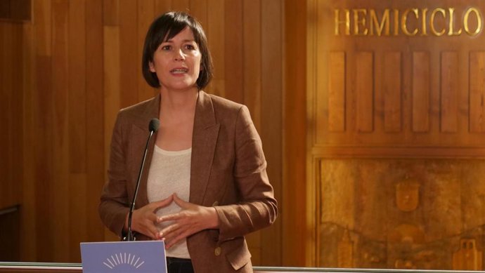 Ana Pontón, líder del BNG, ante el hemiciclo del Parlamento gallego.