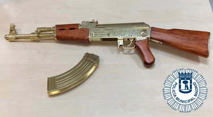 Agentes de la Policía Municipal de Madrid denuncian a un individuo que trasladaba una imitación de un fusil de asalto AK- 47