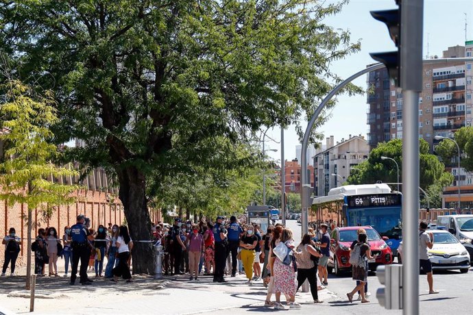 Una multitud de personas guardan cola en el IES Virgen de la Paloma para realizarse test de coronavirus, en Madrid (España), a 2 de septiembre de 2020. 