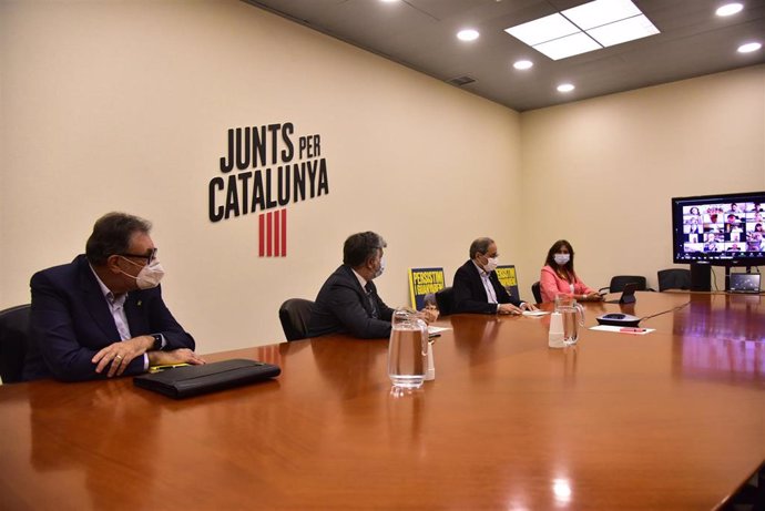 (I-D) El senador de Junts per Catalunya Josep Lluís Cleries; el portavoz de JxCat en el Parlament, Albert Batet; el presidente de la Generalitat, Quim Torra; y la portavoz del partido en el Congreso de los Diputados, Laura Borrs.