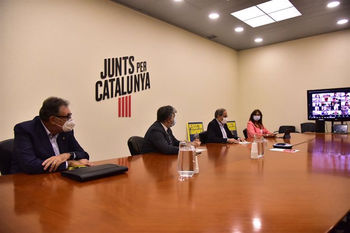 (E-D) El senador de JxCat Josep Lluís Cleries; el portaveu de la formació al Parlament, Albert Batet; el president de la Generalitat, Quim Torra; i la portaveu del partit al Congrés dels Diputats, Laura Borrs.