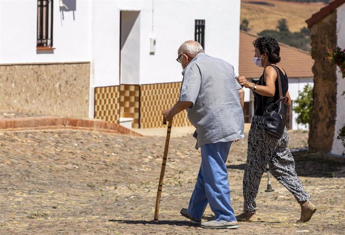 Vecinos de El Villar regresan a su casa después de ser desalojado debido al humo del incendio forestal de Almonaster la Real. En Huelva (Andalucía, España), a 31 de agosto de 2020.
