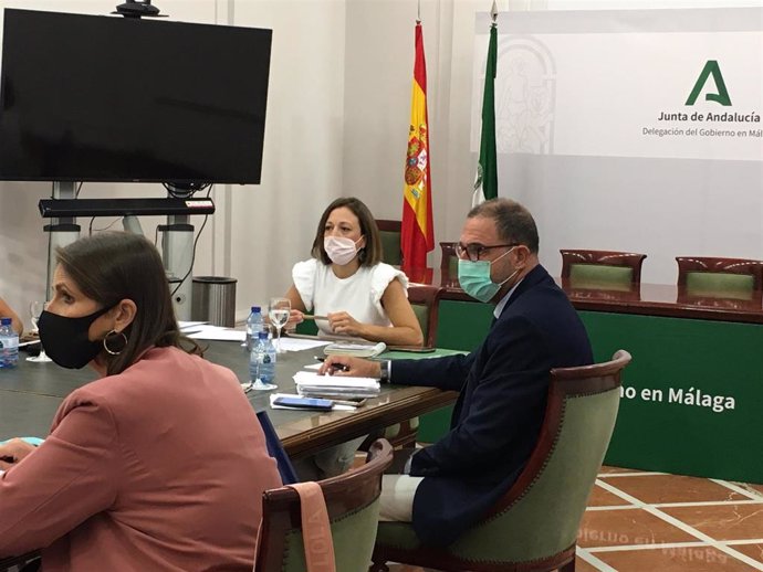 La delegada del Gobierno andaluz en Málaga, Patricia Navarro, junto con los delegados territoriales de Salud, Carlos Bautista, y de Educación, Mercedes García Painé