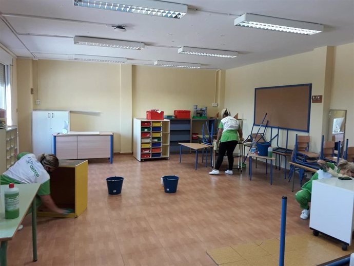 Labores de limpieza en un colegio de Monachil