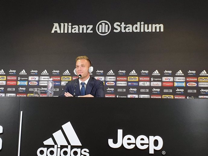 El jugador de la Juventus FC, Arthur Melo, en su presentación en el Allianz Stadium