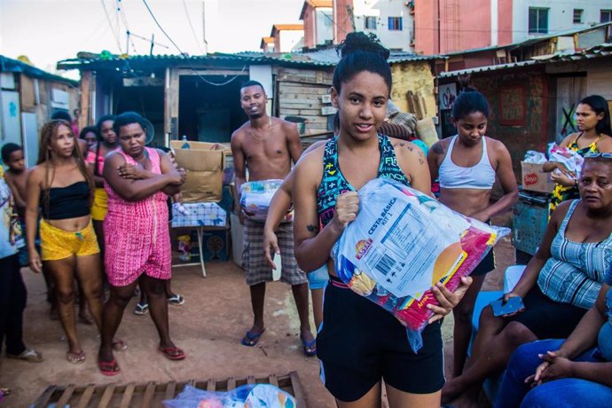 Residentes en una favela de Río de Janeiro reciben ayuda durante la pandemia