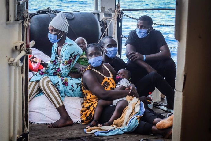 Migrantes rescatados a bordo del 'Sea-Watch 4'