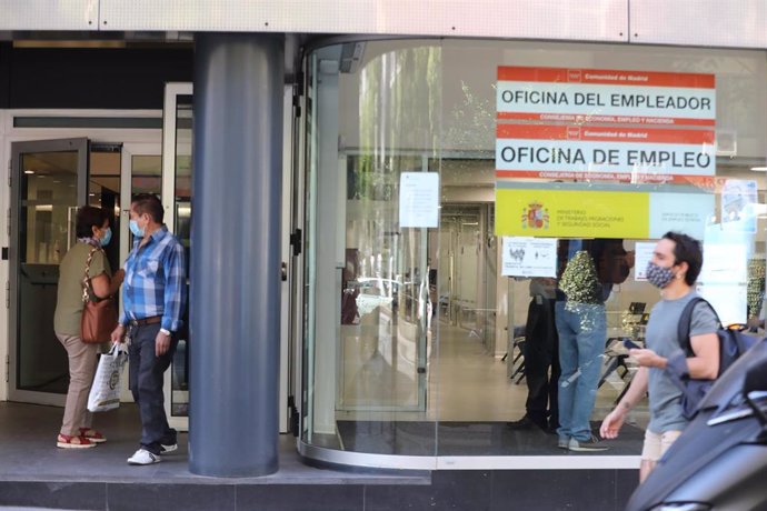 Personas en la puerta de una oficina de empleo de Madrid (España), a 2 de septiembre de 2020