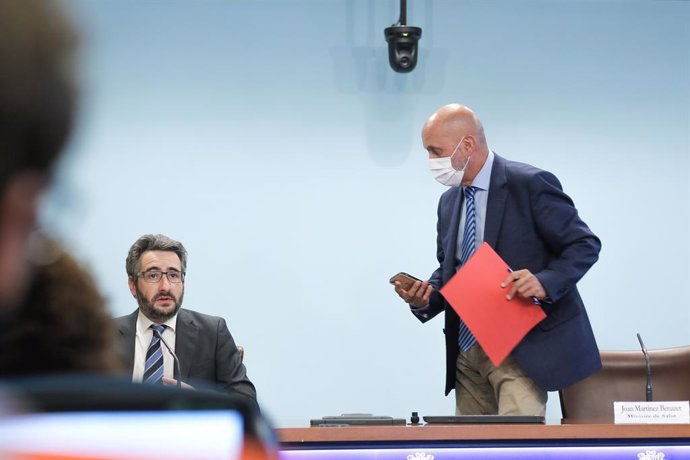 El ministre portaveu d'Andorra, Eric Jover, en roda de premsa mentre el ministre de Salut del Govern d'Andorra, Joan Martínez Benazet, es prepara per abandonar la sala 